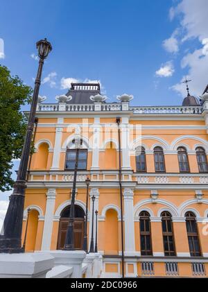 Dettagli architettonici esterni del cortile Manuc bei e lampade da strada. Manuc Bey maniero, cultura e complesso storico con museo, cantina e altri Foto Stock