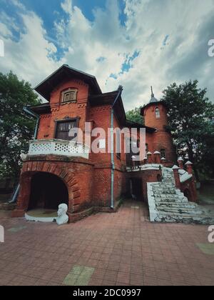 La facciata del Castello di Caccia, Manuc bei, edificio architettonico, culturale e complesso storico della città di Hincesti, Moldavia. Antico edificio in mattoni. Halloween Foto Stock