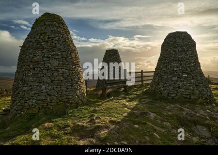 Stone Cairns sulla cima della collina dei tre fratelli segna il confine tra i Burgh di Selkirk, Yair e Buccleuch nei confini scozzesi. Foto Stock