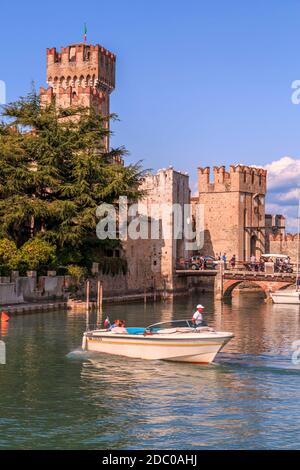 Veduta del Castello Scaligero, Sirmione sul Lago di Garda, Lombardia, Italia, Europa Foto Stock