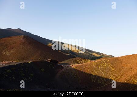 Sicilia, Italia. I turisti fanno la ripida salita sul cratere Silvestri superiori in prossimità della cima dell'Etna. Foto Stock