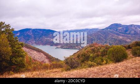 Bellissima vista sul fiume Danubio e pittoresco paesaggio naturale. Giornata d'autunno. Serbia orientale, Djerdap Parco Nazionale. Foto Stock