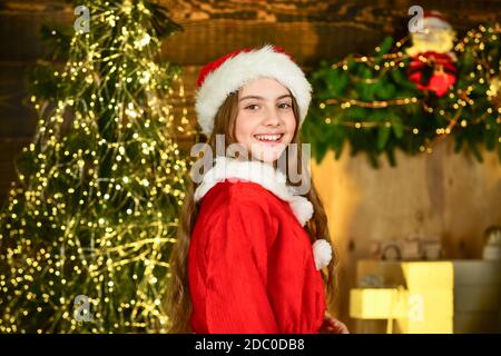 Babbo Natale. Bambina festeggia il natale. Noleggio accessori per le vacanze. Concetto di vacanza invernale. Servizi di noleggio decorazioni. Nuovo anno vicino albero di natale. Noleggio costume di carnevale. Felice infanzia. Foto Stock