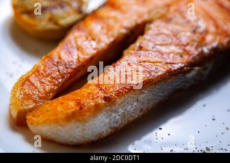 Pezzo di bistecca di salmone cucinata alla griglia nel ristorante di pesce. Delizioso filetto di pesce rosso alla griglia per cena. Foto Stock