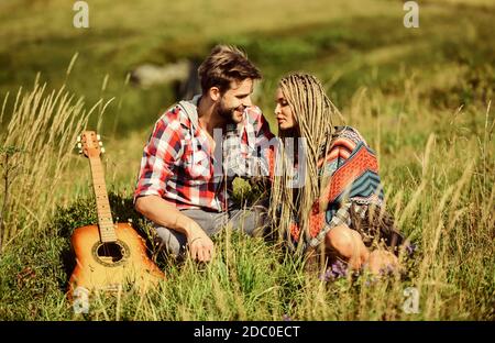 Escursionismo romance. Passeggiata romantica. Canzone romantica. L'amore li ispira. Aria fresca e sentimenti puri. Bella coppia romantica felice volti sorridenti sullo sfondo della natura. Ragazzo e ragazza con la chitarra. Foto Stock