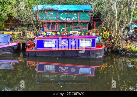 Un giorno nella vita, narrowboat, Mayroyd Moorings, Rochdale Canal, Hebden Bridge, Calderdale, West Yorkshire Foto Stock