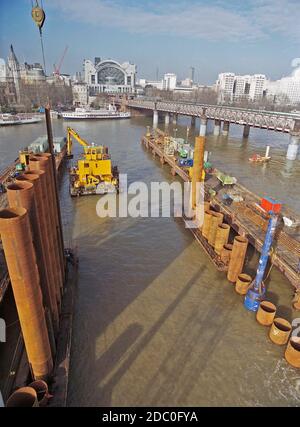 1997, lavori di costruzione sul fiume Tamigi a Hungerford Bridge, City of London, UK Foto Stock