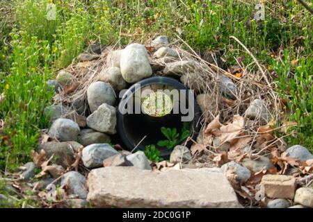 Guardando attraverso uno scarico francese con un tubo nero e. Grandi rocce che lo circondano Foto Stock