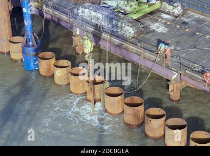 1997, lavori di costruzione sul fiume Tamigi a Hungerford Bridge, City of London, UK Foto Stock