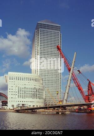 1997 Ponte pedonale Heron Quay, in costruzione durante i primi giorni di Canary Wharf, Docklands, East End di Londra, UK Foto Stock