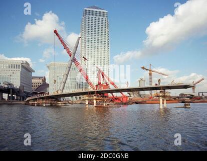 1997 Ponte pedonale Heron Quay, in costruzione durante i primi giorni di Canary Wharf, Docklands, East End di Londra, UK Foto Stock