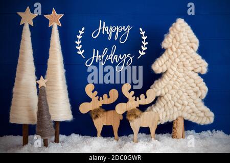 Inglese Calligraphy buone feste su sfondo blu con neve. Decorazione e ornamento come alberi di Natale e una coppia di Moose. Foto Stock