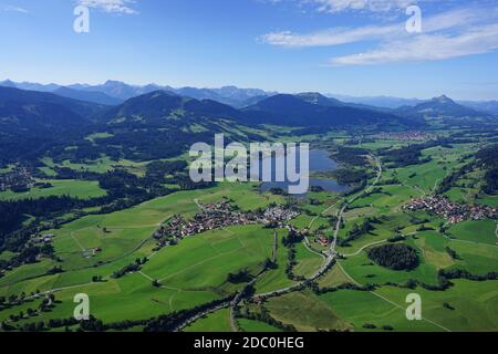 Vista aerea del paesaggio sul lago nelle Alpi AllgÃ¤ Foto Stock