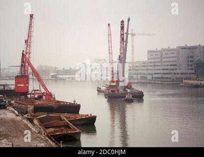 1996 Ponte pedonale Heron Quay, in costruzione durante i primi giorni di Canary Wharf, Docklands, East End di Londra, UK Foto Stock
