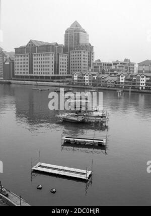 1996 Ponte pedonale Heron Quay, in costruzione durante i primi giorni di Canary Wharf, Docklands, East End di Londra, UK Foto Stock