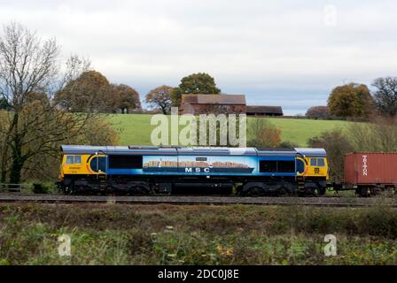 Locomotiva diesel GBRf classe 66 n. 66709 "Sorrento" che traina un treno freightliner, Warwickshire, Regno Unito Foto Stock
