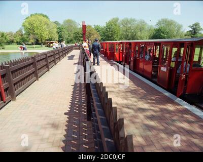 Ferrovia a vapore in miniatura a Markeaton Park, derby, East Midlands, Inghilterra, Regno Unito Foto Stock