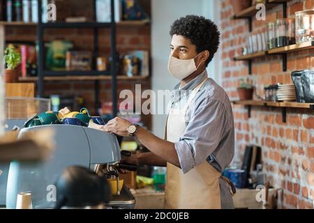 Barman lavoro con attrezzature moderne nel caffè Foto Stock