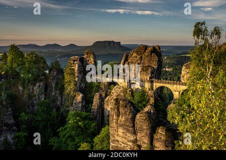 Visualizzare sul bastione ponte a sunrise in Svizzera sassone, Germania Foto Stock