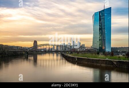 Vista sullo skyline di Francoforte al tramonto da est Harbour Bridge con riflessi nel fiume principale, frankfurt am main, Germania Foto Stock