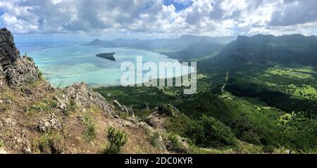 Ile aux benitiers sull'isola Mauritius vista da le morne mountain Foto Stock