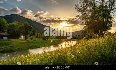 Tramonto al fiume Ammer banca in Oberammergau, Germania Foto Stock