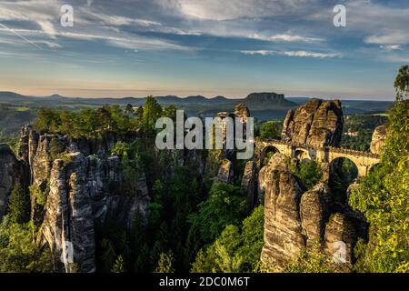 Visualizzare sul bastione ponte a sunrise in Svizzera sassone, Germania Foto Stock