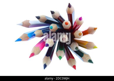 Un gruppo di matite colorate su bianco con messa a fuoco selettiva Foto Stock