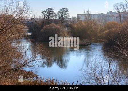 Fiume Tormes in inverno in una giornata di sole, Salamanca, Castille e Leon, Spagna Foto Stock