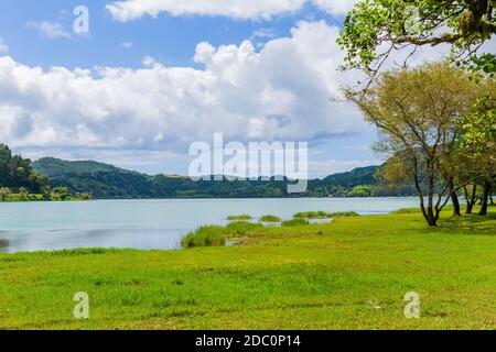 Vista panoramica del lago di Furnas sull'isola di Sao Miguel, Azzorre, Portogallo. Un'incantevole e tranquilla scena di lussureggiante fogliame e il lago in un cratere vulcanico Foto Stock