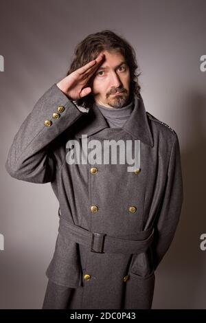 Giovane uomo vestito da militari russi, studio immagine Foto Stock