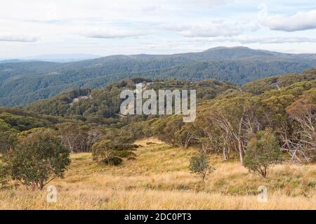 Vista delle Alpi vittoriane da M Buller in autunno - Mt Buller, Victoria, Australia Foto Stock