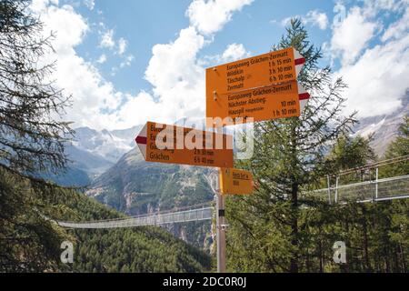 Ponte sospeso Charles Kuonen nelle Alpi svizzere. Con 494 metri, è il ponte sospeso più lungo del mondo nel paesaggio estivo in cielo blu Foto Stock