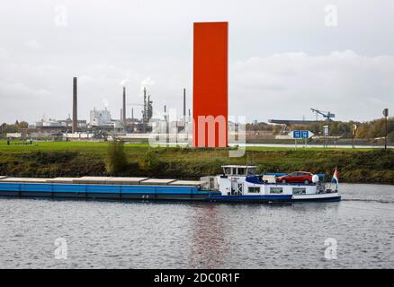 Duisburg, zona Ruhr, Renania Settentrionale-Vestfalia, Germania - Reno Orange è il nome di una scultura eretta nel 1992 a Duisburg-Kasslerfeld presso il confluente Foto Stock