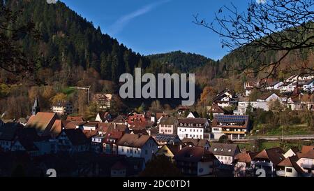 Bad Teinach-Zavelstein, Germania - 11/14/2020: Vista panoramica sul piccolo villaggio e stazione termale Bad Teinach situato in una valle nella Foresta Nera. Foto Stock