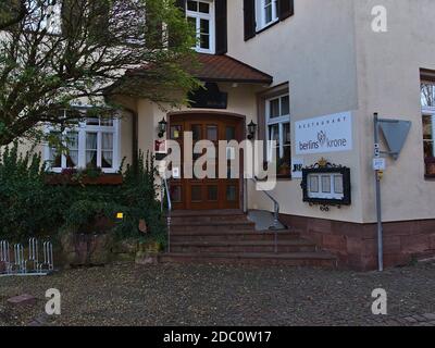 Bad Teinach-Zavelstein, Germania - 11/14/2020: Vista frontale dell'ingresso del ristorante gourmet Berlins Krone, elencato nella Guida Michelin 2020 (una stella). Foto Stock