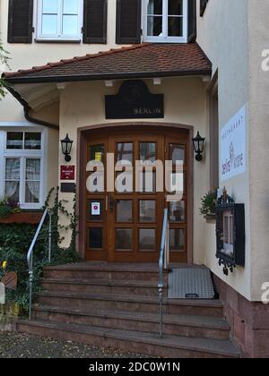 Bad Teinach-Zavelstein, Germania - 11/14/2020: Ingresso principale del ristorante gourmet Berlins Krone temporaneamente chiuso (due Covid-19). Foto Stock