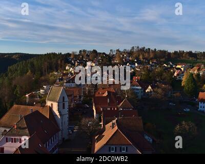 Bad Teinach-Zavelstein, Germania - 11/14/2020: Vista panoramica aerea sul piccolo villaggio di Zavelstein con la chiesa Georgskirche situata nella Foresta Nera. Foto Stock