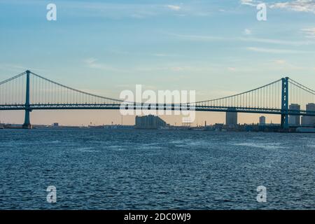 La vista del ben Franklin Bridge sul Deleware Fiume dal Penn Treaty Park Foto Stock