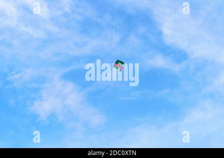 Aquilone che vola nel cielo. Immagini volanti con cielo blu e nuvole bianche. Fotografia alla vigilia di Vishwakarma Puja a Kolkata. Vista angolo basso. MO Foto Stock