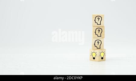 cubi che mostrano una sessione di brainstorming su sfondo bianco - 3d illustrazione Foto Stock