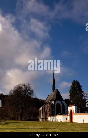 Vista sull'abbazia di Mariawald, vicino al villaggio tedesco Heimbach Foto Stock