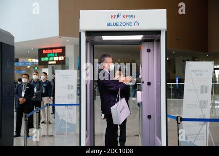 Goyang, Corea del Sud. 18 Nov 2020. Un visitatore passa attraverso un canale di disinfezione mobile prima di entrare nella sala espositiva del Korea International Exhibition Center a Goyang, nella provincia di Gyeonggi, Corea del Sud, 18 novembre 2020. La Corea del Sud ha deciso martedì di innalzare la sua regola di distanziamento sociale a cinque livelli di una tacca nell’area metropolitana di Seoul, in mezzo alla rinascita della COVID-19 nella capitale e nei suoi dintorni. Credit: Wang Jingqiang/Xinhua/Alamy Live News Foto Stock