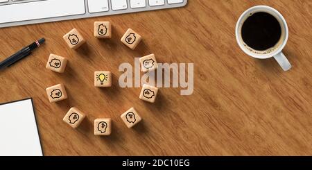 cubi che mostrano una sessione di brainstorming, tastiera e blocco note del computer su sfondo di legno Foto Stock