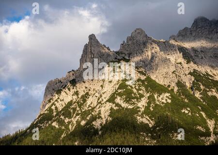 Germania, Baviera, Mittenwald. Città alpina con i Monti Karwendel Foto Stock