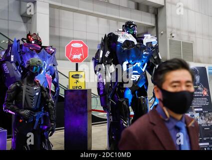 Goyang, Corea del Sud. 18 Nov 2020. Un visitatore passa da guerrieri robot esposti durante l'esposizione di difesa e sicurezza della Corea del Sud 2020 al Korea International Exhibition Centre di Goyang della provincia di Gyeonggi, Corea del Sud, 18 novembre 2020. La Corea del Sud ha deciso martedì di innalzare la sua regola di distanziamento sociale a cinque livelli di una tacca nell’area metropolitana di Seoul, in mezzo alla rinascita della COVID-19 nella capitale e nei suoi dintorni. Credit: Wang Jingqiang/Xinhua/Alamy Live News Foto Stock