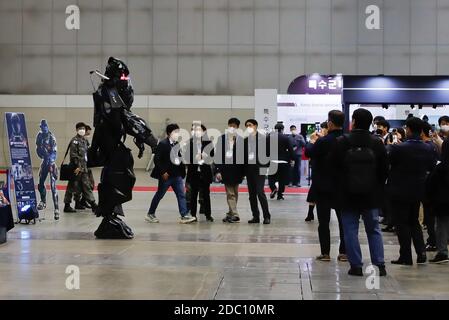 Goyang, Corea del Sud. 18 Nov 2020. I visitatori guardano a un guerriero robot durante l'esposizione della Difesa e sicurezza della Corea del Sud 2020 al Korea International Exhibition Center di Goyang, nella provincia di Gyeonggi, Corea del Sud, 18 novembre 2020. La Corea del Sud ha deciso martedì di innalzare la sua regola di distanziamento sociale a cinque livelli di una tacca nell’area metropolitana di Seoul, in mezzo alla rinascita della COVID-19 nella capitale e nei suoi dintorni. Credit: Wang Jingqiang/Xinhua/Alamy Live News Foto Stock