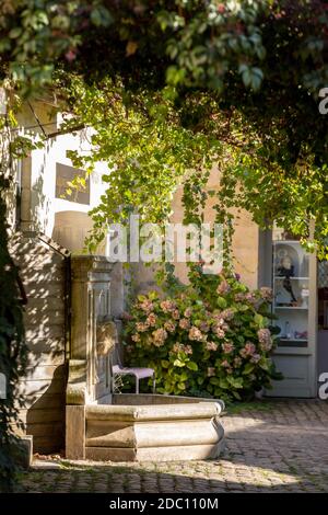 St Emilion, Francia - 11 settembre 2018: Una fontana e un patio affascinante a Saint Emilion. Sant'Emilio è una delle principali aree vinicole del Bordea Foto Stock