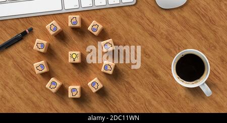 cubi che mostrano una sessione di brainstorming, tastiera e blocco note del computer su sfondo di legno Foto Stock