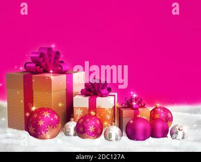 Tema di natale allegro - palline di natale rosa, scatole di regalo dorate con archi su sfondo rosa e spazio libero per il testo. Nuovo anno colorato saluto backg Foto Stock